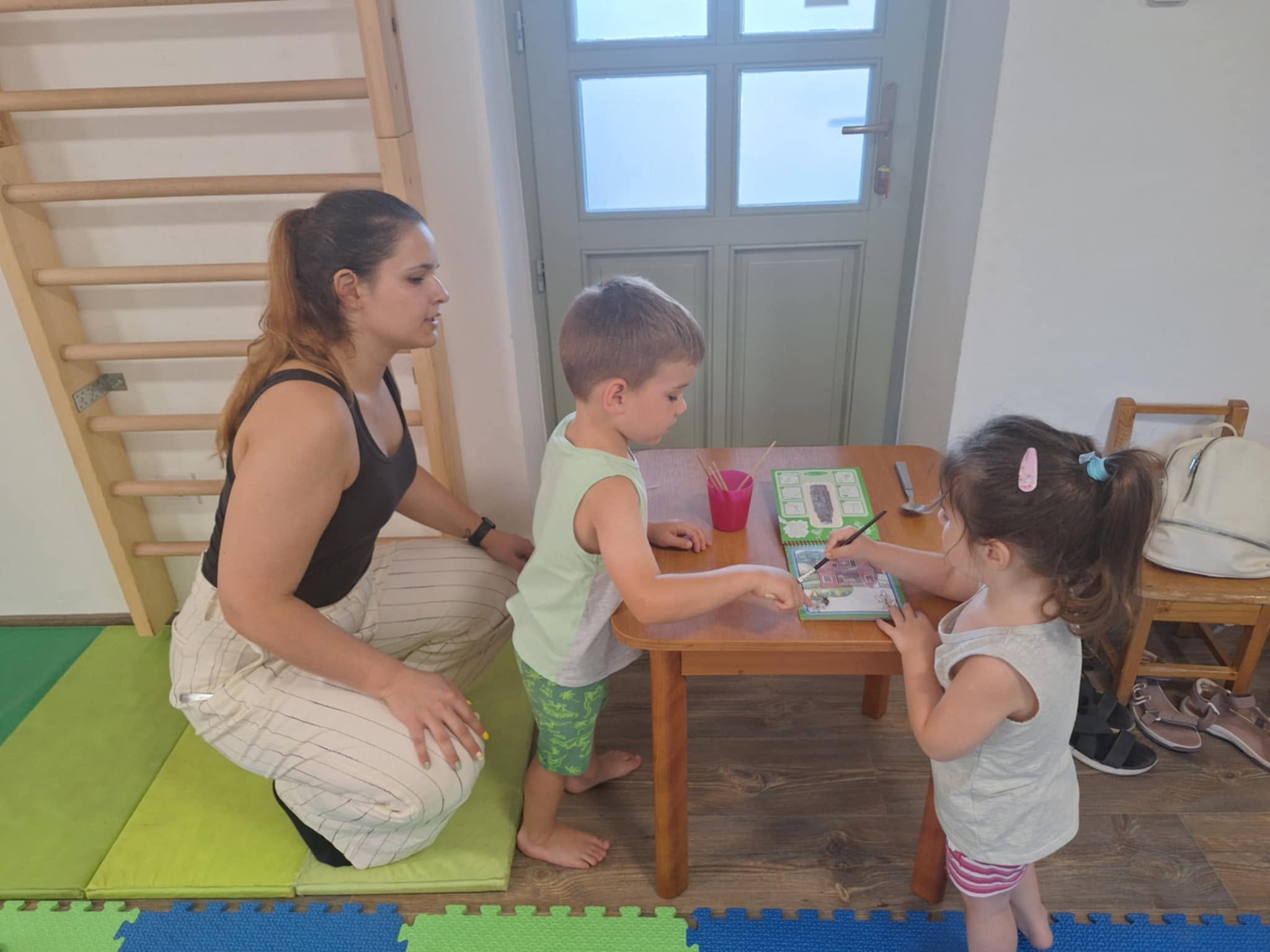 Konduktor asztal melletti feladatvégzésben kíséri a gyerekeket
