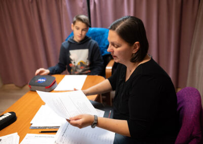 Tanár a feladatlapot magyarázza a mellette ülő diáknak
